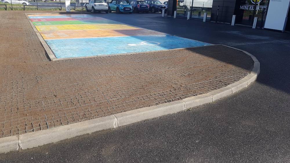 Gazon sur plaque stabilisatrice BMW à Petite-Fôret